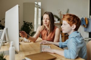 puber steunen bij schoolopdrachten