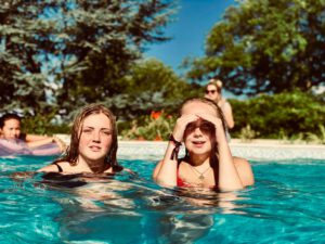 vakantie - kinderen in het zwembad